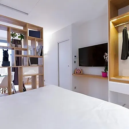 T2 Bis Luxe Hyper Centre Piscine Bed and breakfast 4*